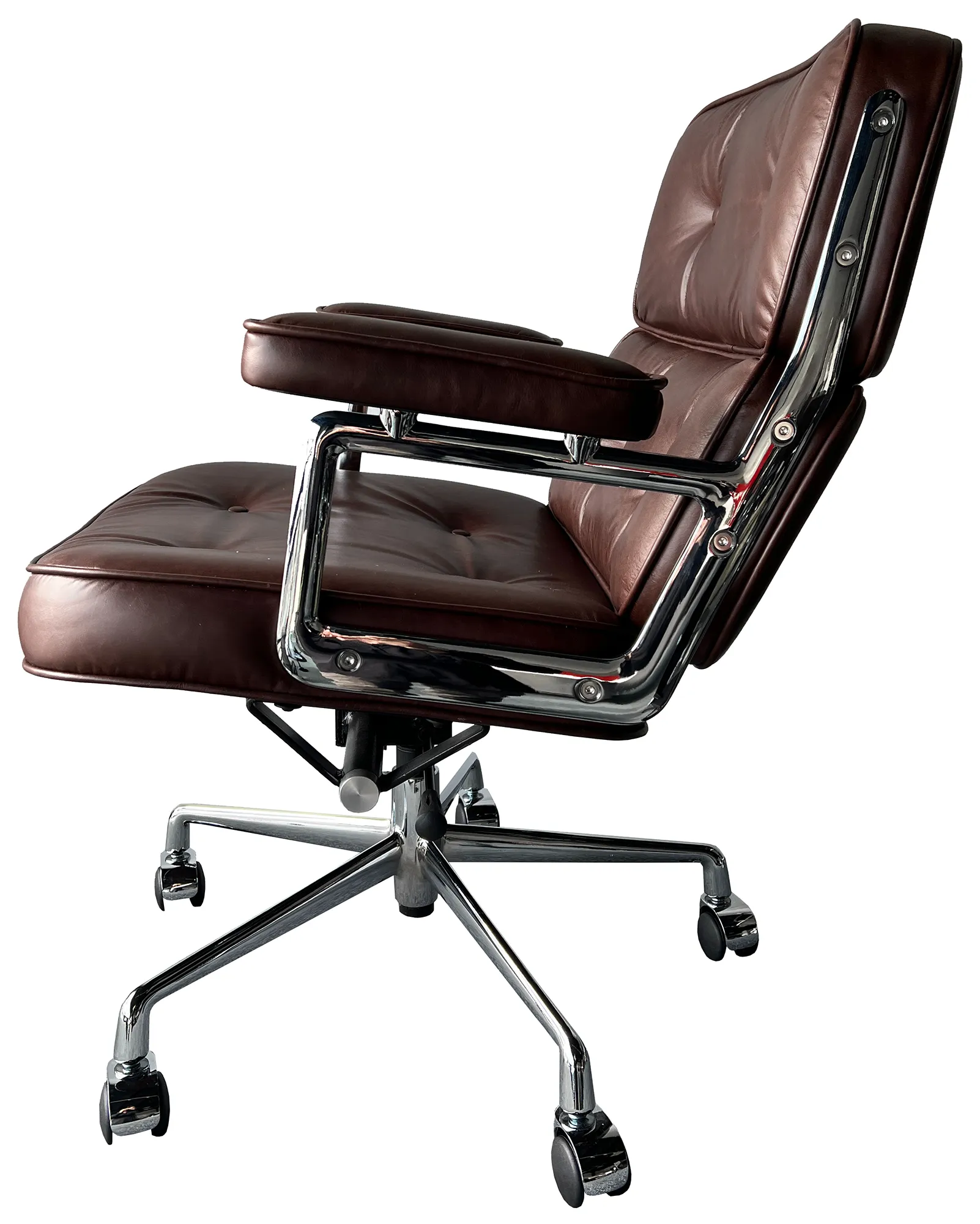 Эргономичное кресло Eames Lobby Chair ES104, состаренная коричневая кожа Premium EU Version